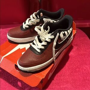 Nike Men's Black and Red Sneakers